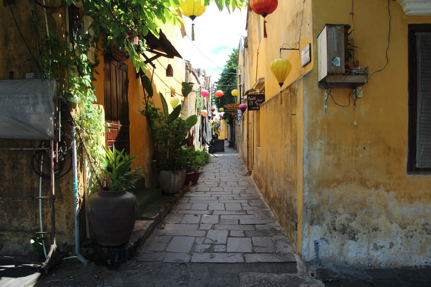 Những con hẻm vốn là điểm "check - in" yêu thích của du khách nay vắng tanh - ảnh H. Văn