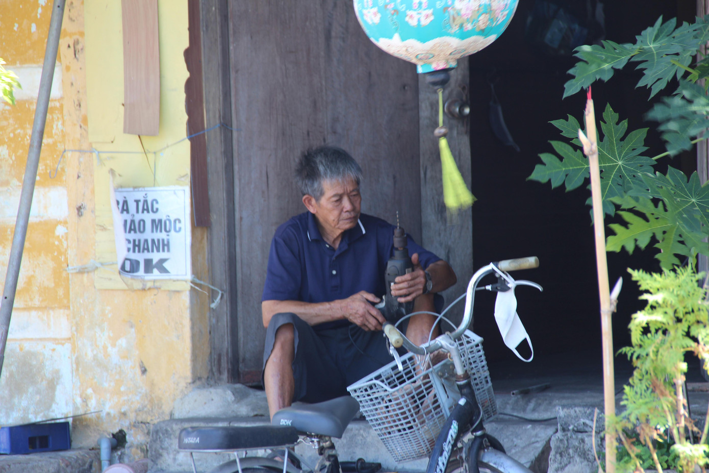 Vợ chồng ông Tám hằng ngày mưu sinh bằng nghề bán nước ngọt trên phố cổ nhưng dịch giã khách du lịch vắng, ông bà đành nghỉ bán từ nhiều tháng nay.
