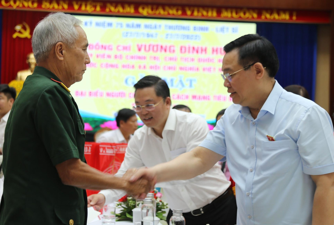 Chủ tịch Quốc hội Vương Đình Huệ với các đại biểu dự gặp mặt.