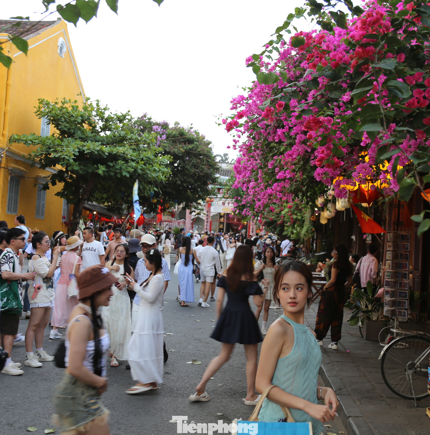 Khung hình cực chill cho bạn trẻ với chuyến du lịch đáng nhớ đến Hội An vào mùa hè. Khung hình cực chill cho bạn trẻ với chuyến du lịch đáng nhớ đến Hội An vào mùa hè.