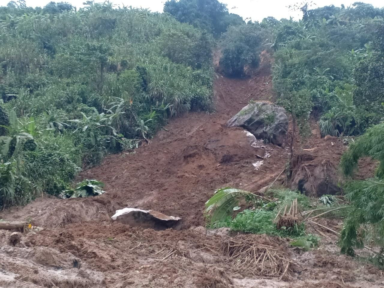 Rất may thời điểm xảy ra sạt lở không có người qua lại.