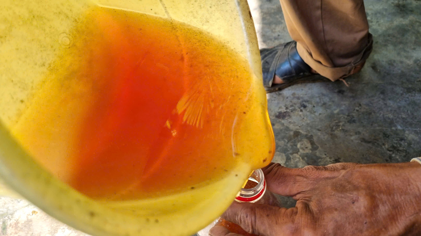 Tuy vất vả, nhưng bù lại nuôi ong nếu thuận lợi cho thu nhập khá. Đàn ong 200 tổ của ông nếu được mùa sẽ cho thu nhập khoảng 200 triệu đồng/năm. Nghề nuôi cũng giúp ông mưu sinh, nuôi 3 người con khôn lớn.