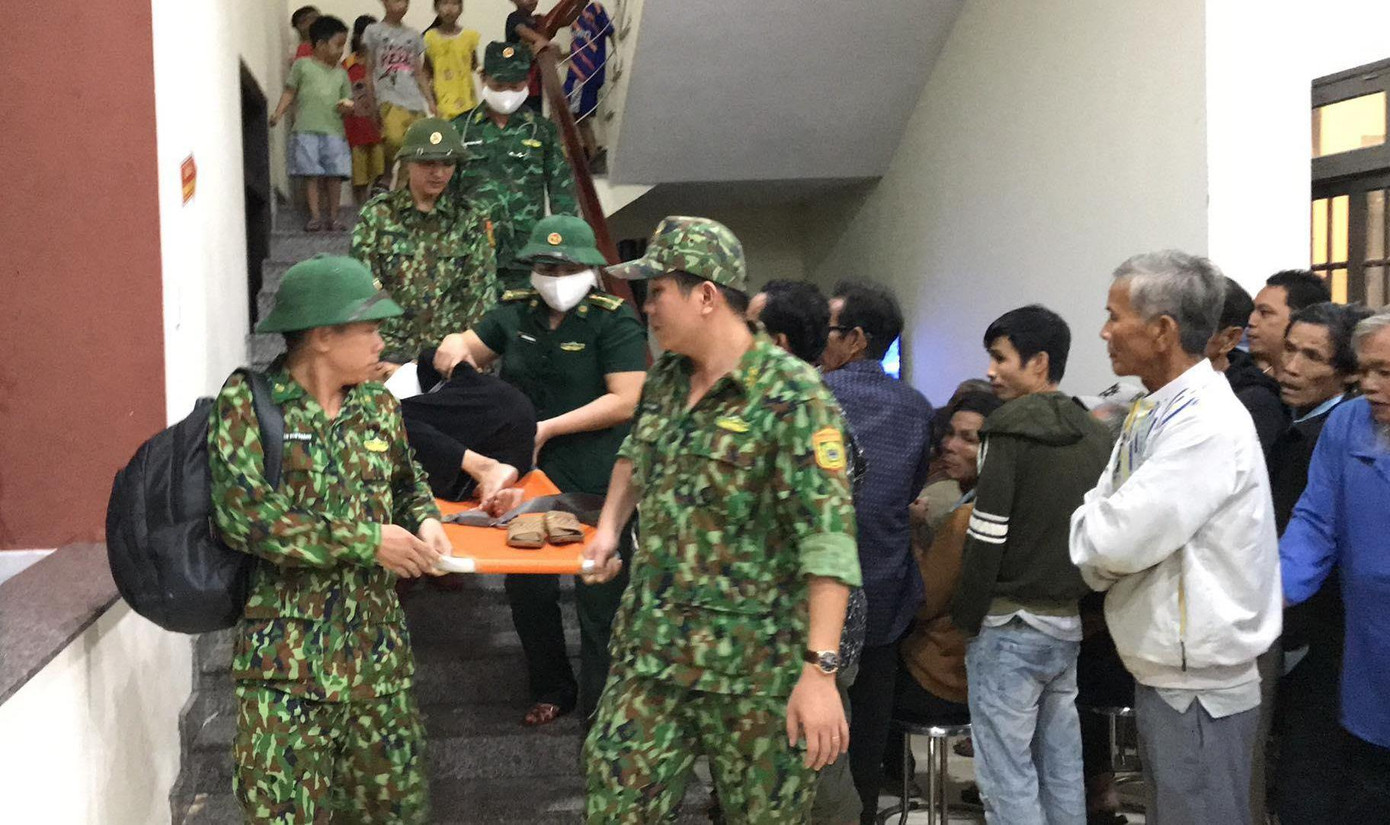 Đưa bệnh nhân viêm phế quản, khó thở khi đang ở khu sơ tán tập trung đến bệnh viện