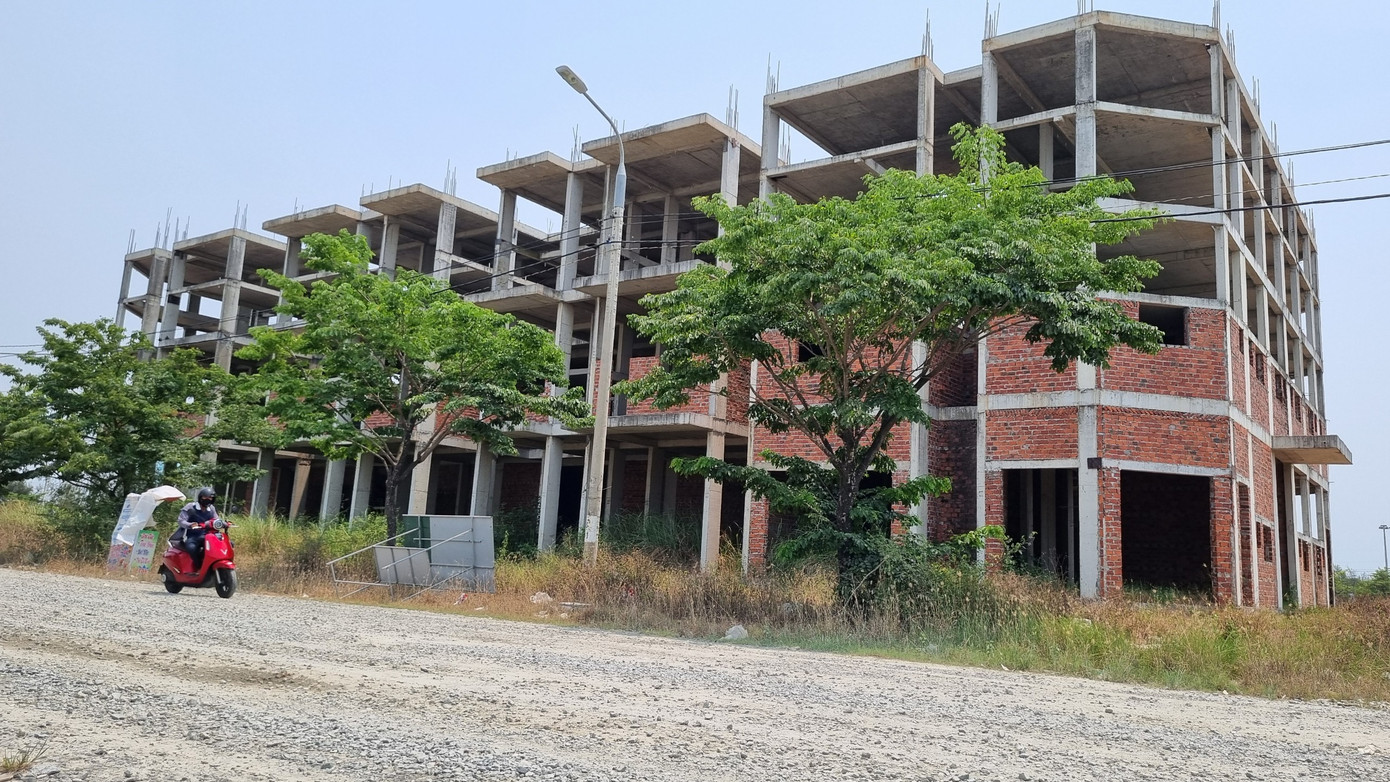 Theo ghi nhận, cả khu đất rộng thuộc dự án đến nay là khung cảnh hoang tàn, nhếch nhác.
