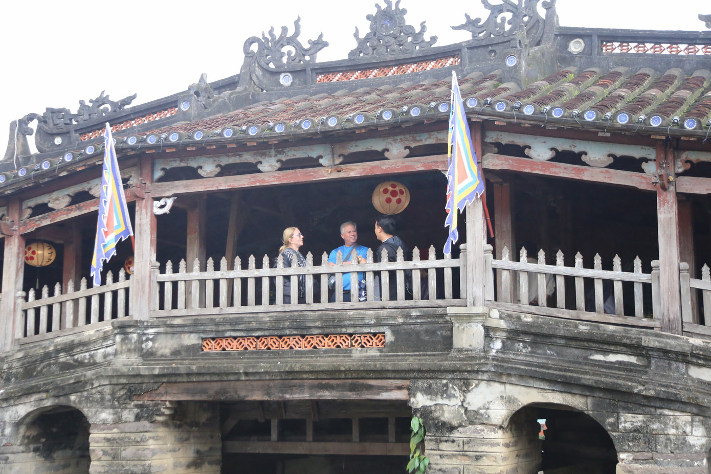 “Di tích xuống cấp nhưng không thể đóng cửa như một nhà cổ khác được mà phải cho khách tham quan hàng ngày. Du khách đến Hội An mà không thăm Chùa Cầu thì sẽ thấy rất hụt hẫng. Do vậy thành phố và Trung tâm đã tính tới phương án trong quá trình triển khai thi công tu bổ vẫn cho khách tham quan, kể cả thi công đang diễn ra” – ông Ngọc nói.