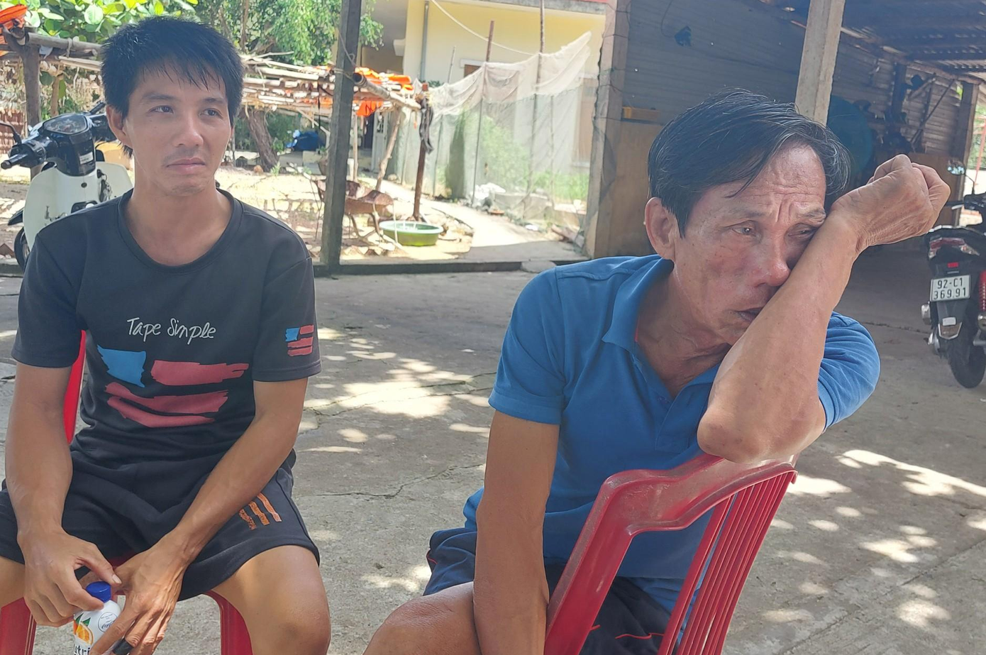 Ngư dân Đinh Thành Trinh chưa hết bàng hoàng sau khi được cứu đưa vào bờ.