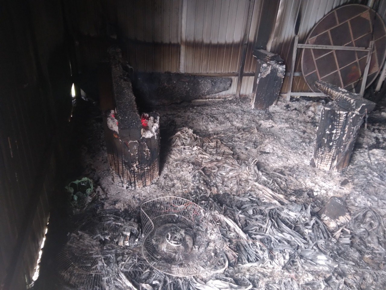 Hiện trường vụ cháy xảy ra tại chốt bảo vệ rừng ở thôn Đờ Ha Mi.