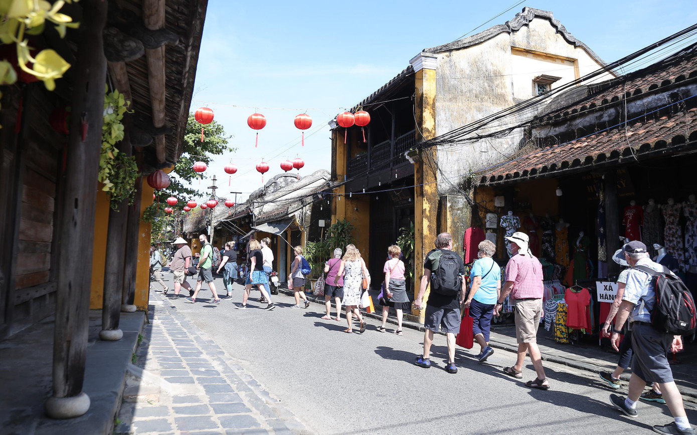 Các đoàn du khách quốc tế trở lại Hội An khiến phố Hội đông vui trở lại.