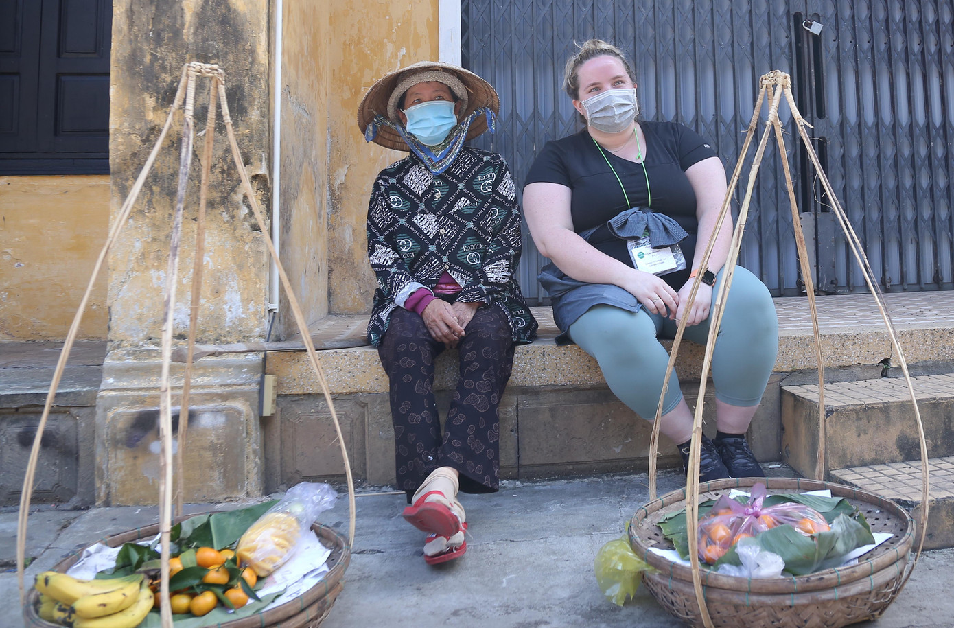 Du khách thích thú chụp hình cùng người dân phố cổ.