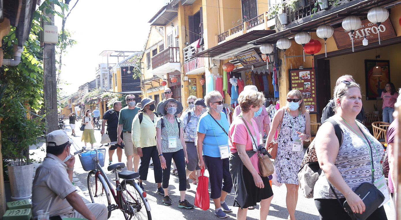 Phố cổ Hội An nhộn nhịp du khách quốc tế trở lại tham quan.