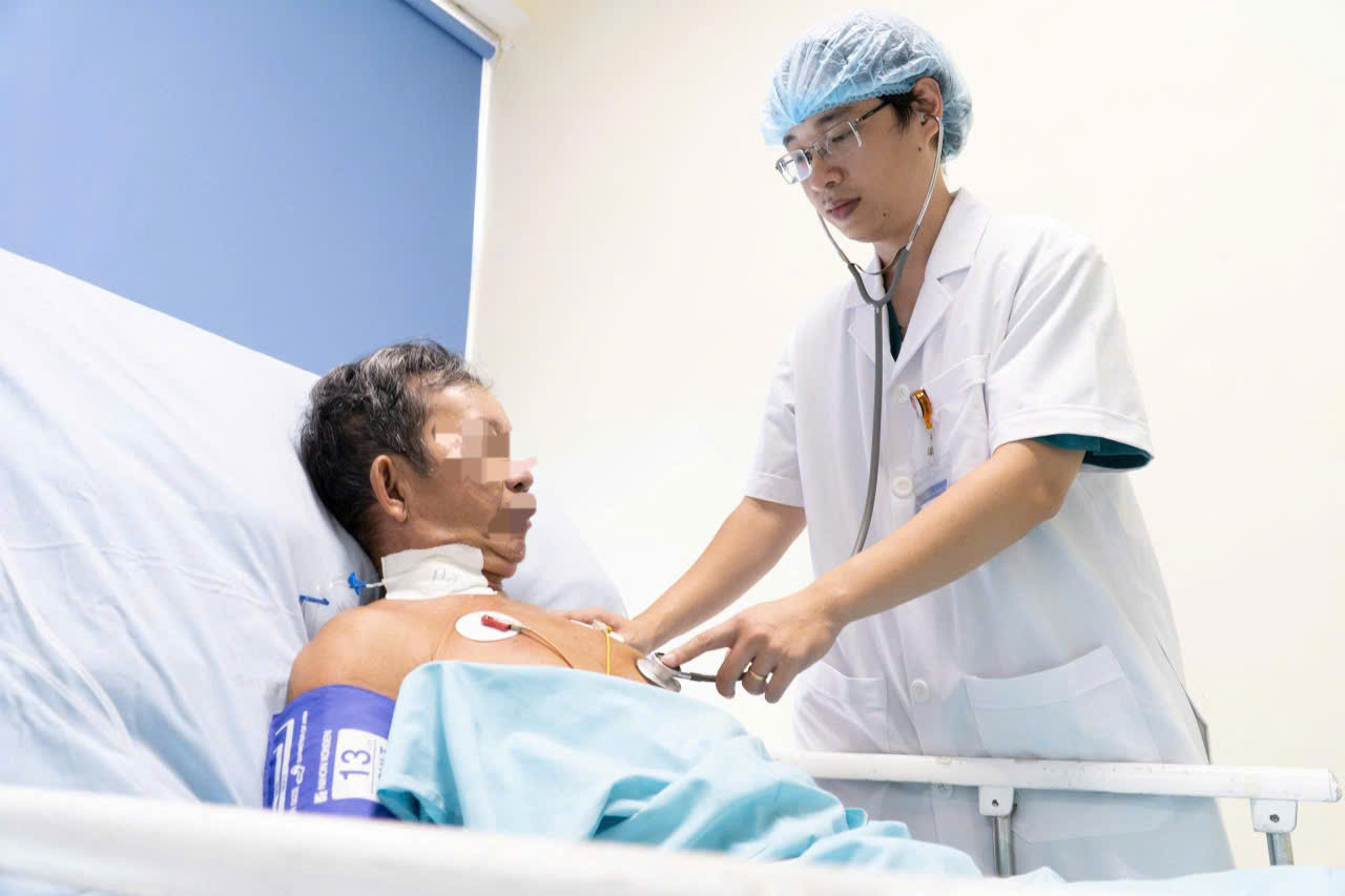 Ông N.T.D bị đàn ong vò vẽ đốt hơn 30 vết được điều trị tại bệnh viện Đa khoa Trung ương Quảng Nam.