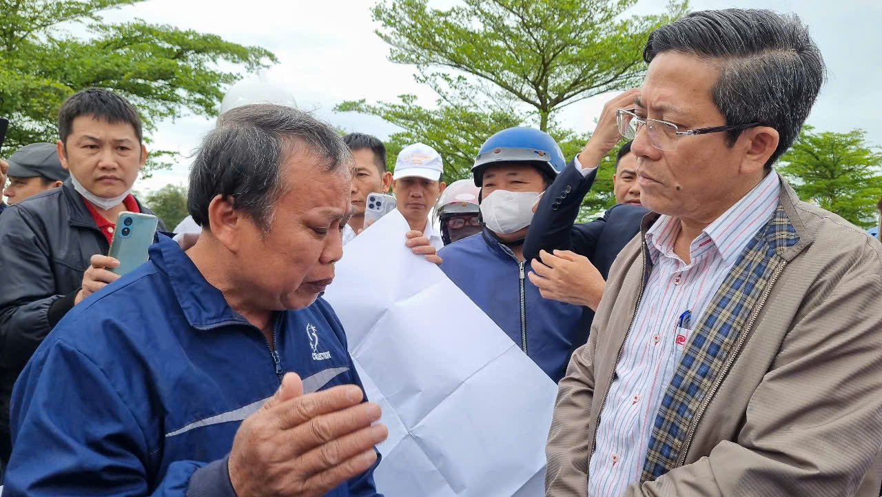 Người dân mua đất vây quanh lắng nghe chỉ đạo của lãnh đạo tỉnh và trao đổi bức xúc về dự án.