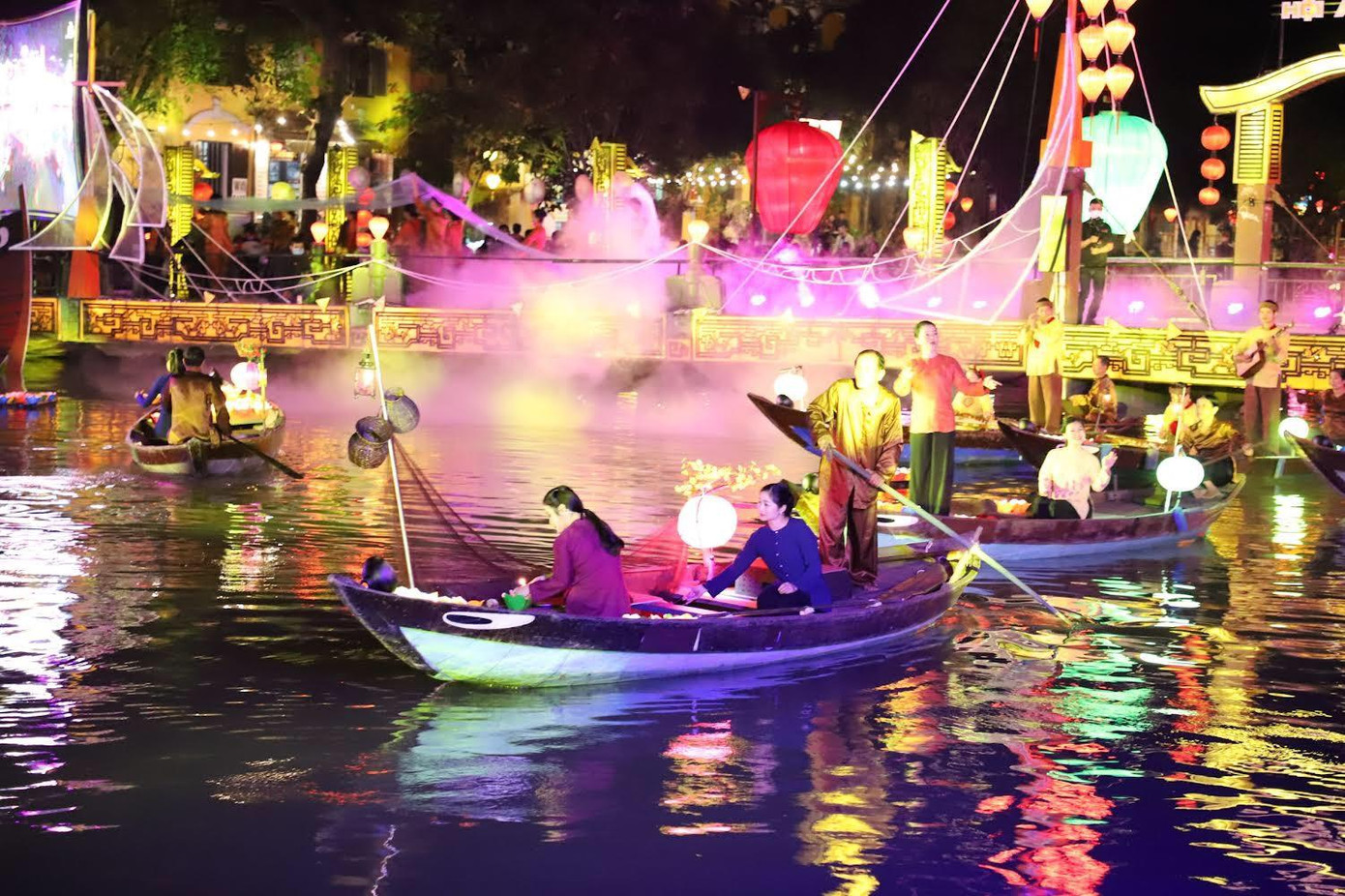 Các tiết mục nghệ thuật đặc sắc trình diễn trên sông Hoài. Các tiết mục nghệ thuật đặc sắc trình diễn trên sông Hoài.