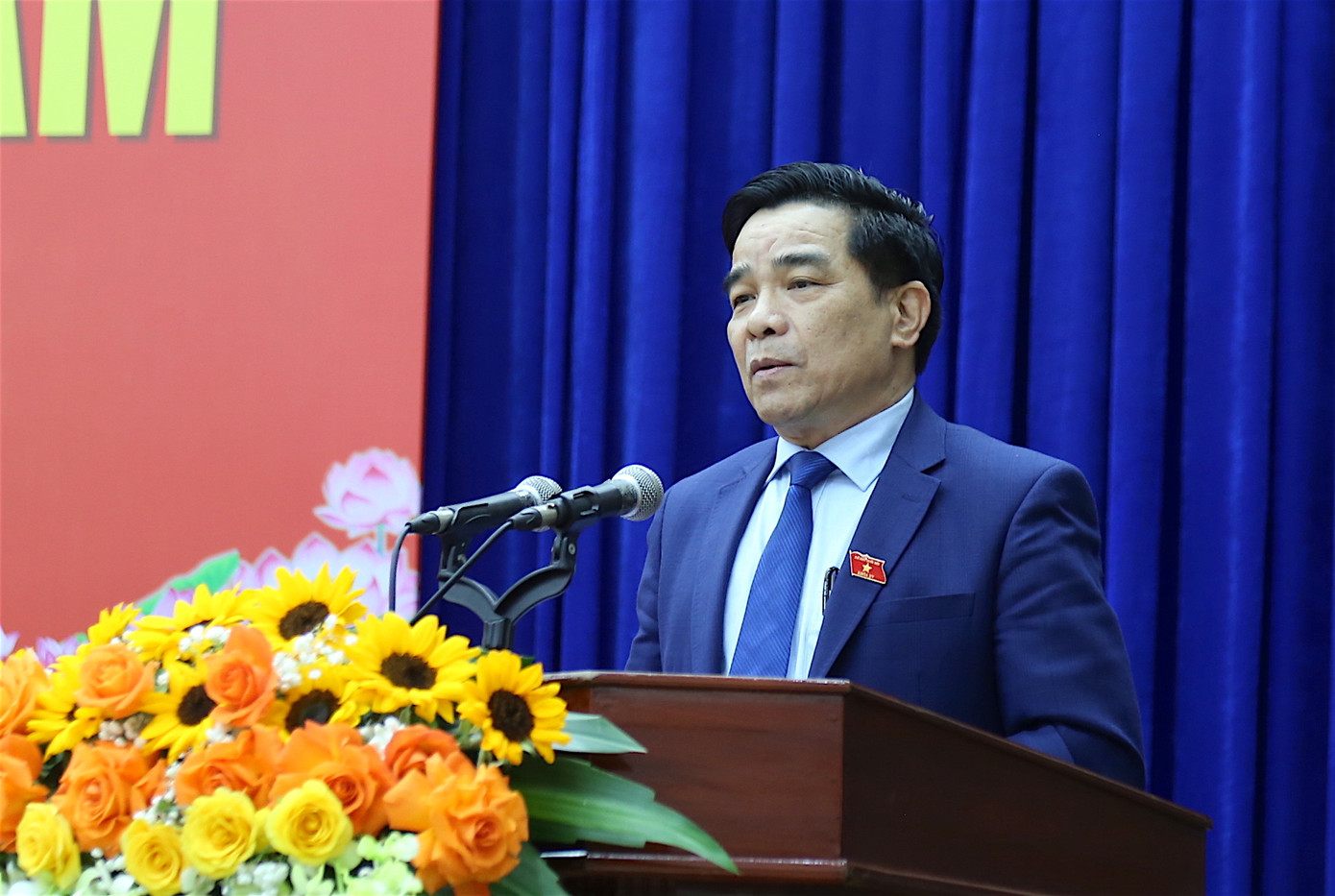 Chủ tịch UBND tỉnh Quảng Nam Lê Văn Dũng phát biểu tại kỳ họp. Ảnh: Hoài Văn