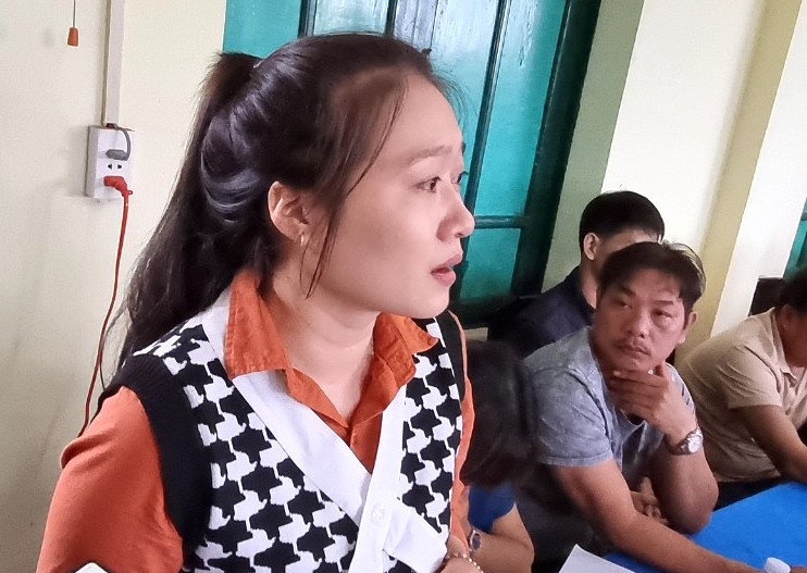 Chị Đặng Thị Nhật Huyền, em ruột ngư dân Đặng Minh Vương (thuyền viên tàu QNa 90129 TS đang mất tích) trên biển.