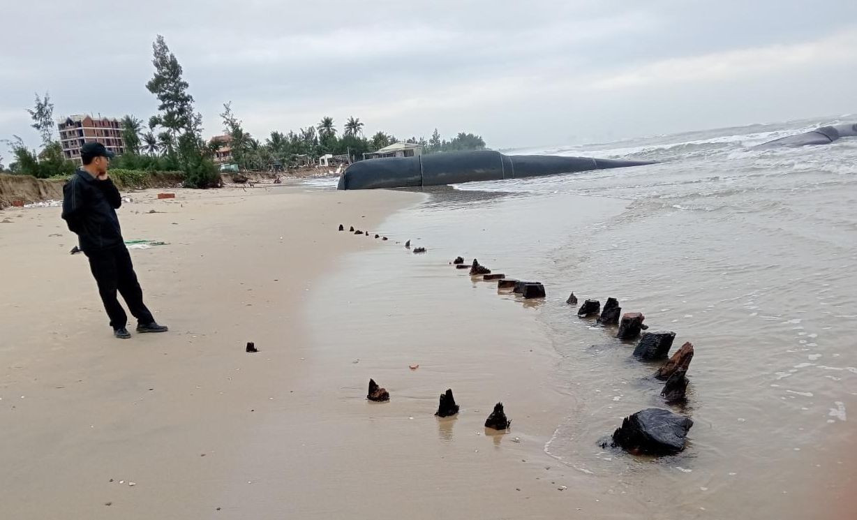 Phần khung chiếc tàu trồi lên gần bờ biển.