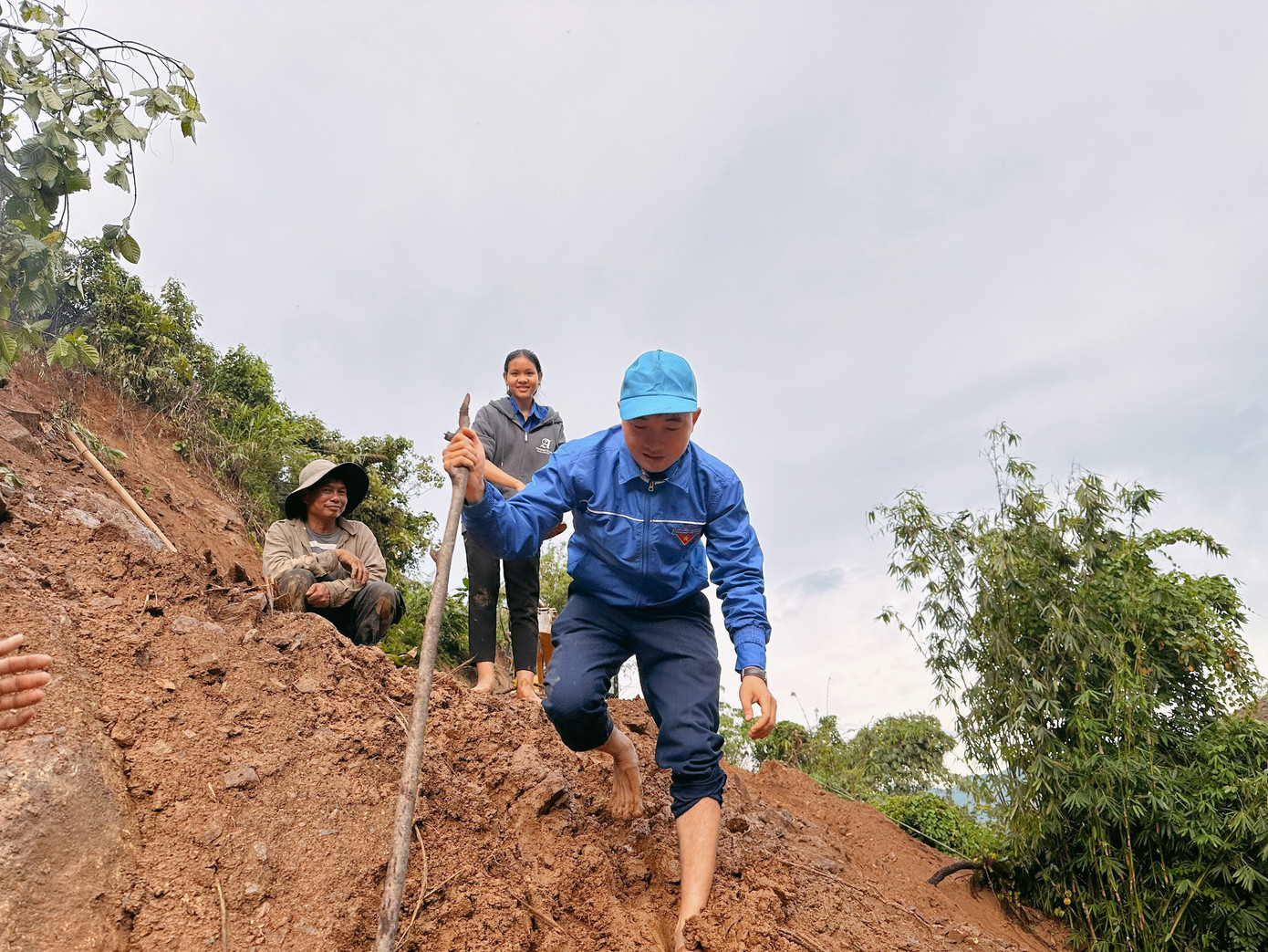 Nhóm bạn trẻ bắt đầu hành trình xây cầu từ ngày 11/5. Để đến được điểm xây cầu, các TNV mất 5 tiếng chạy xe máy và 4 giờ lội bộ. Vượt nắng thắng mưa, băng rừng vượt suối để có thể hoàn thành tất cả các khâu từ cõng đồ đạc, vật liệu, triển khai làm cầu.