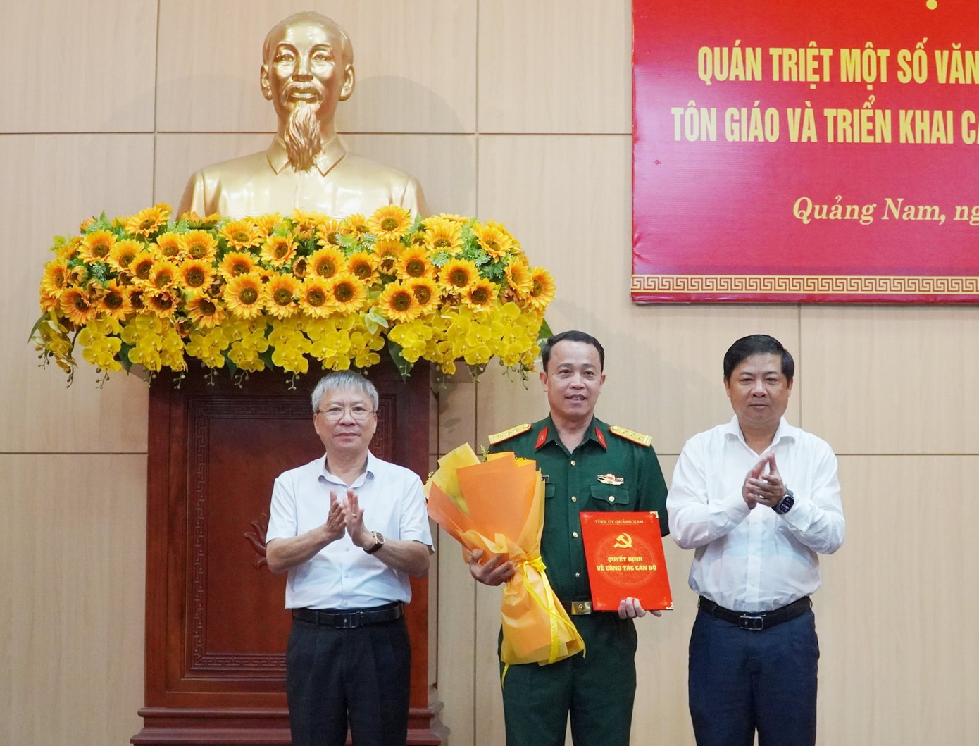 Lãnh đạo Tỉnh ủy Quảng Nam trao quyết định và chúc mừng Thượng tá Trần Hữu Ích tham gia Ban Thường vụ Tỉnh ủy Quảng Nam nhiệm kỳ 2020 – 2025. Ảnh CTV Lãnh đạo Tỉnh ủy Quảng Nam trao quyết định và chúc mừng Thượng tá Trần Hữu Ích tham gia Ban Thường vụ Tỉnh ủy Quảng Nam nhiệm kỳ 2020 – 2025. Ảnh CTV