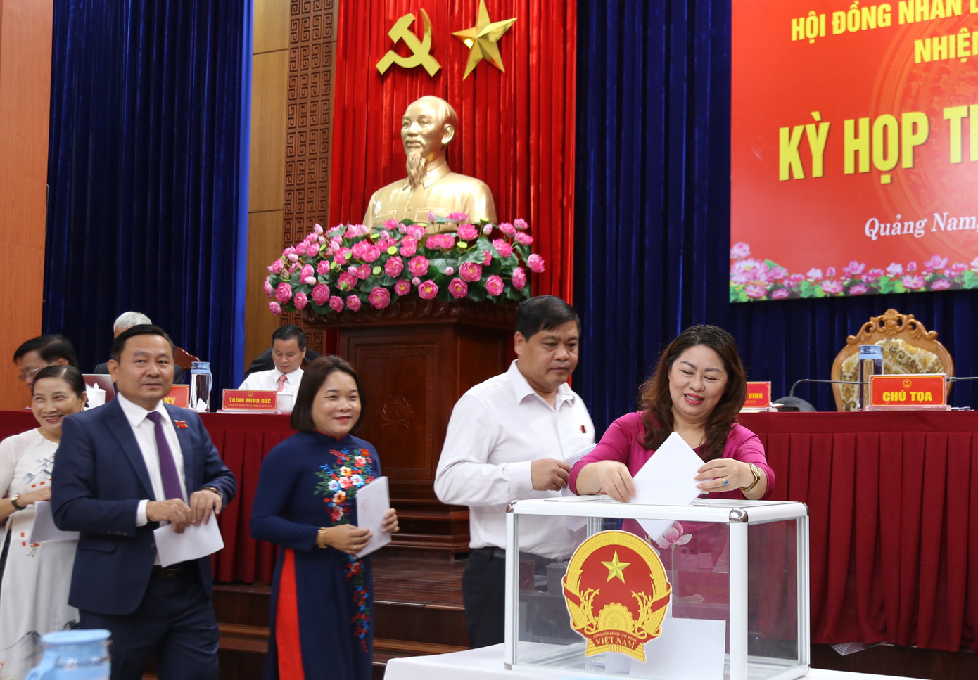 Các đại biểu HĐND tỉnh tiến hành bầu chức danh phó chủ tịch UBND tỉnh.