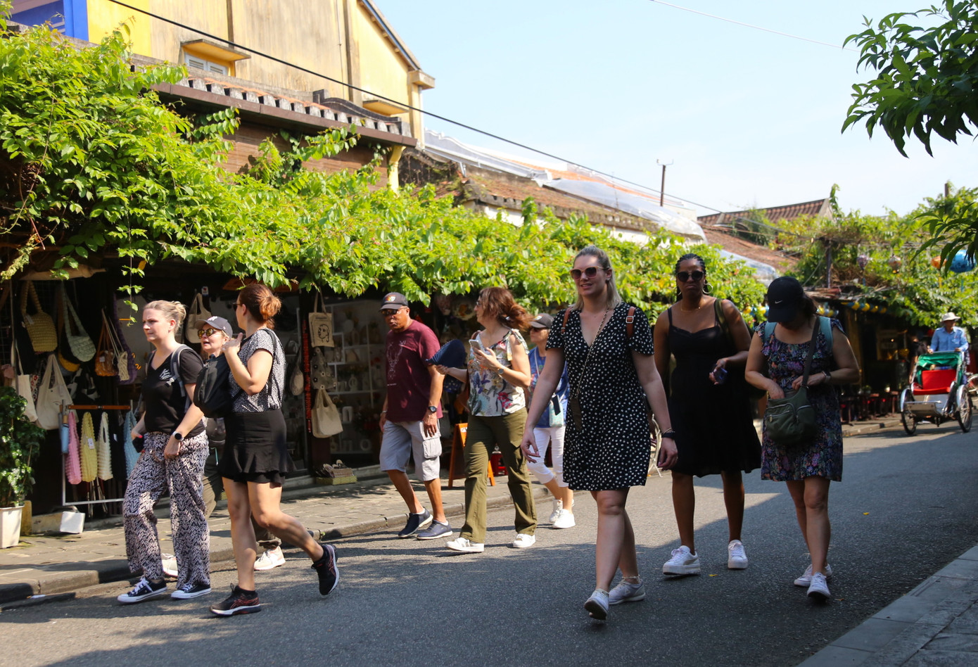 Du khách thích thú ngắm phố cổ trước khi trải nghiệm Hội An lung linh đèn lồng lúc về đêm. Theo giới lữ hành, đây là thời điểm thu hút đông khách quốc tế và nội địa. Nhiều người bày tỏ yêu mến vùng đất di sản này bởi cảnh đẹp và con người bản địa nhân tình thuần hậu.