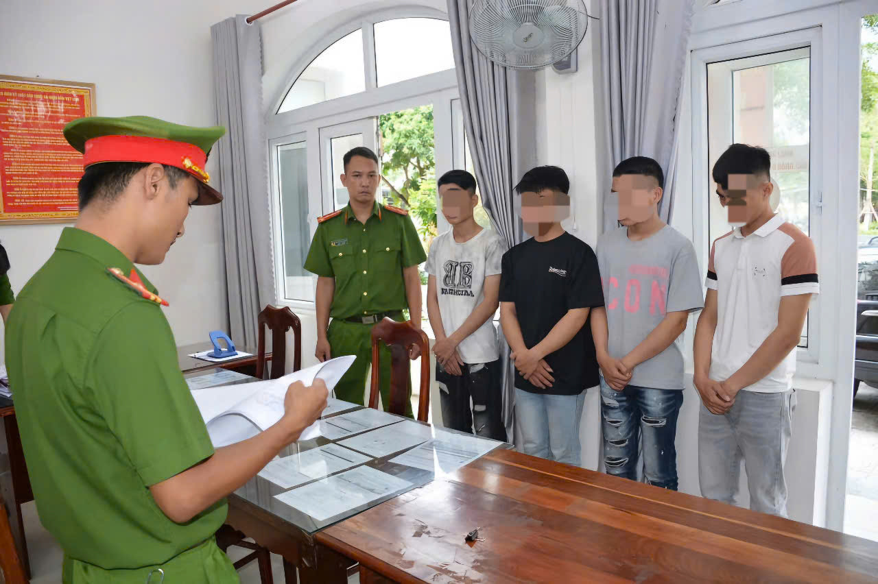 CQĐT tống đạt quyết định khởi tố với nhóm đối tượng trung vụ án. CQĐT tống đạt quyết định khởi tố với nhóm đối tượng trung vụ án.