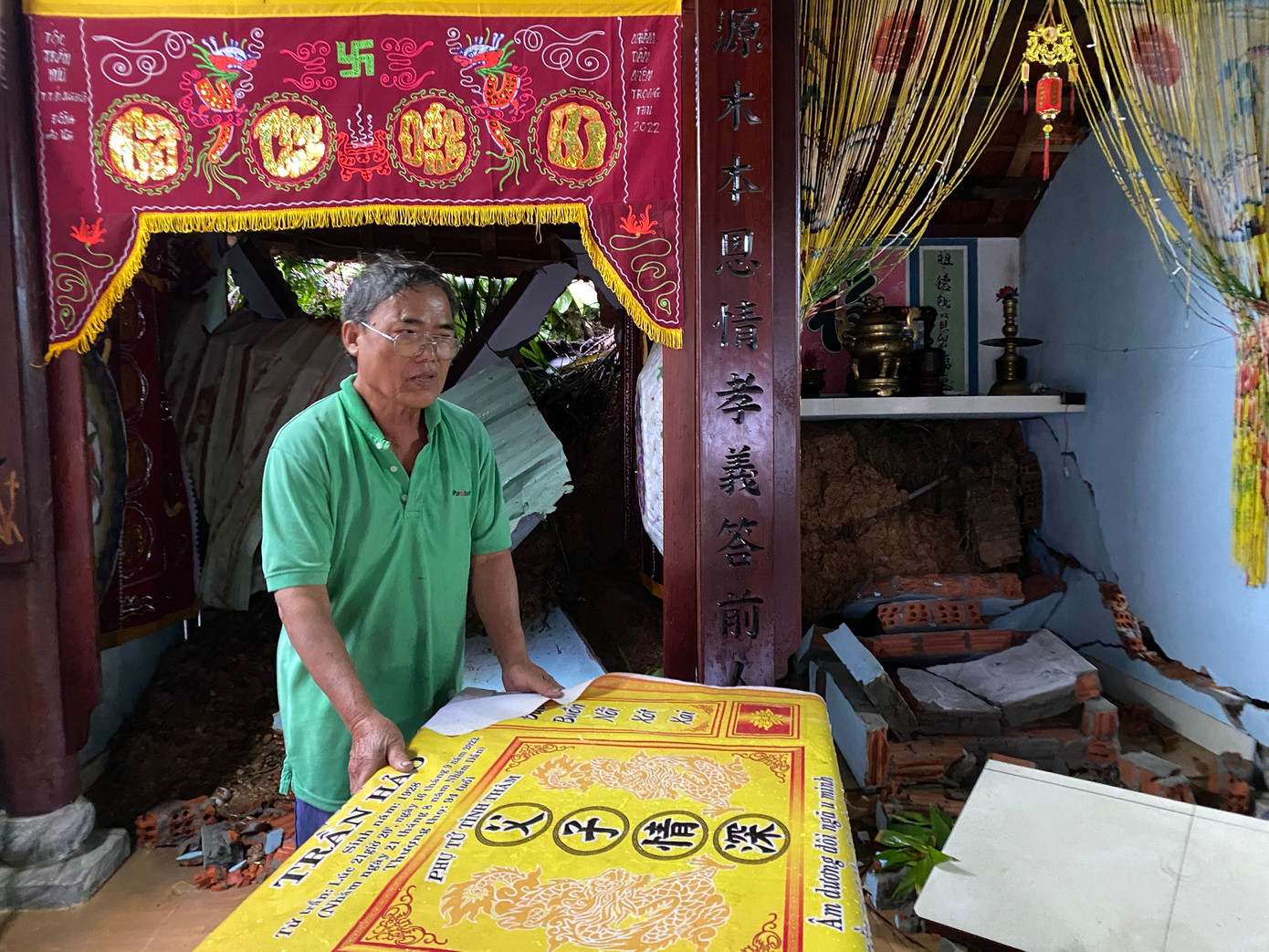 Đất đá tràn vào nhà làm sập tường, hư hỏng nhiều đồ đạc.