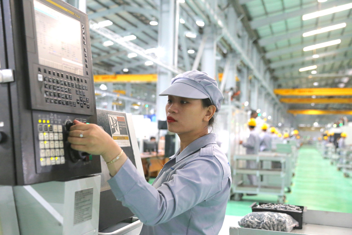 Công nhân làm việc tại THACO INDUSTRIES (Ảnh: Hoài Văn). Công nhân làm việc tại THACO INDUSTRIES (Ảnh: Hoài Văn).