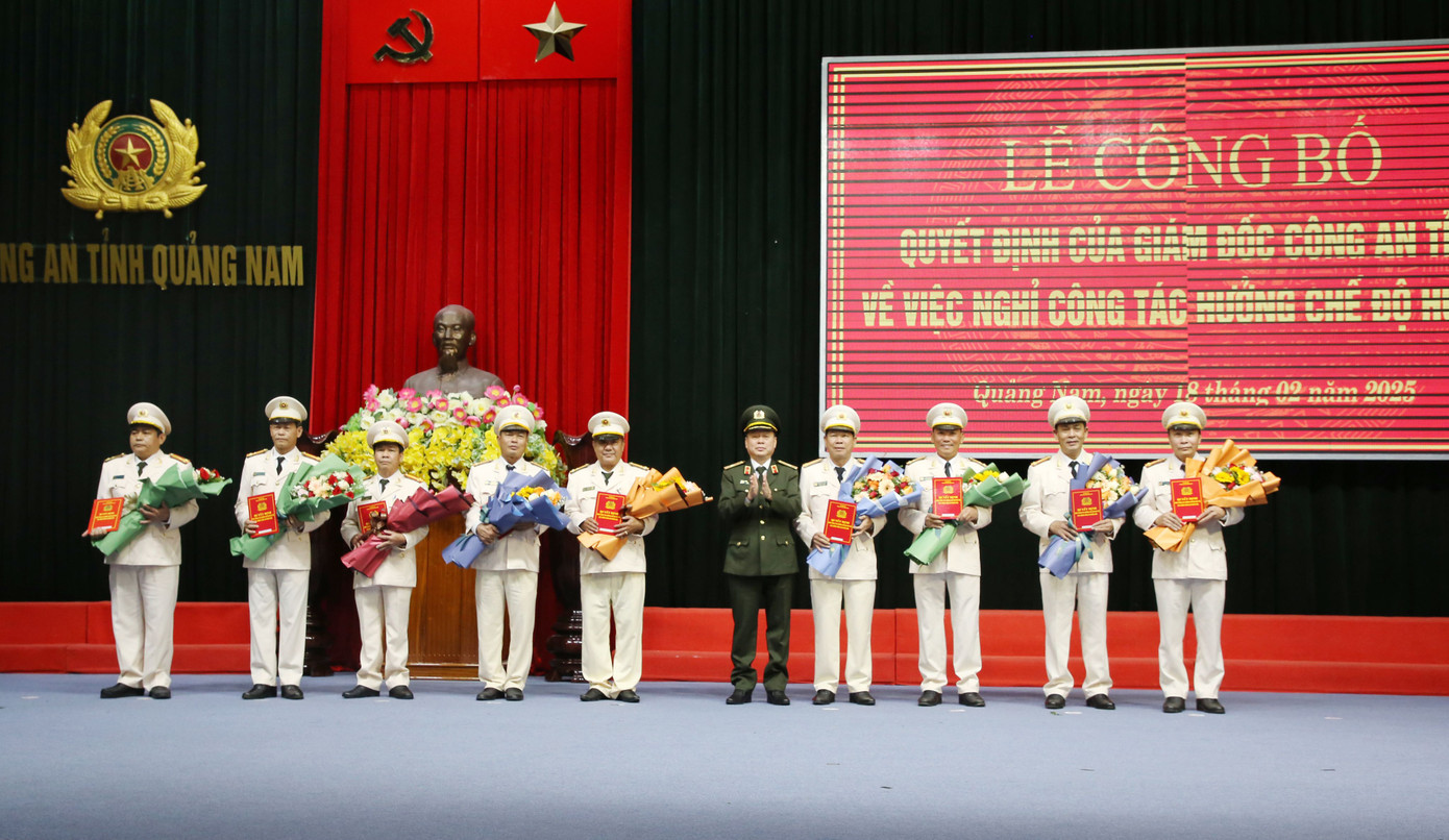 Lãnh đạo Công an tỉnh Quảng Nam trao quyết định cho những người nghỉ công tác.
