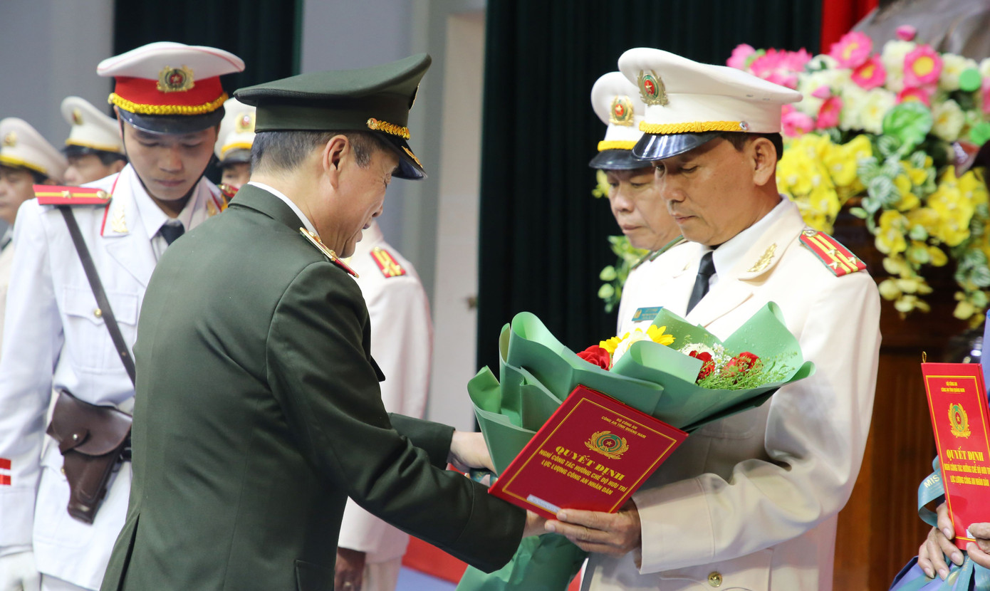 Lãnh đạo Công an tỉnh Quảng Nam trao quyết định cho những người nghỉ công tác.