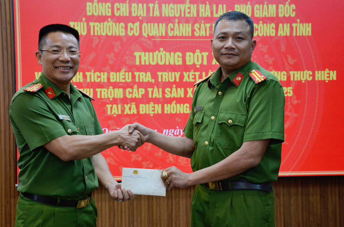 Đại tá Nguyễn Hà Lai, Phó Giám đốc Công an tỉnh Quảng Nam thưởng 'nóng' cho Phòng Cảnh sát hình sự vì khám phá thành công vụ trộm cắp tài sản trên.