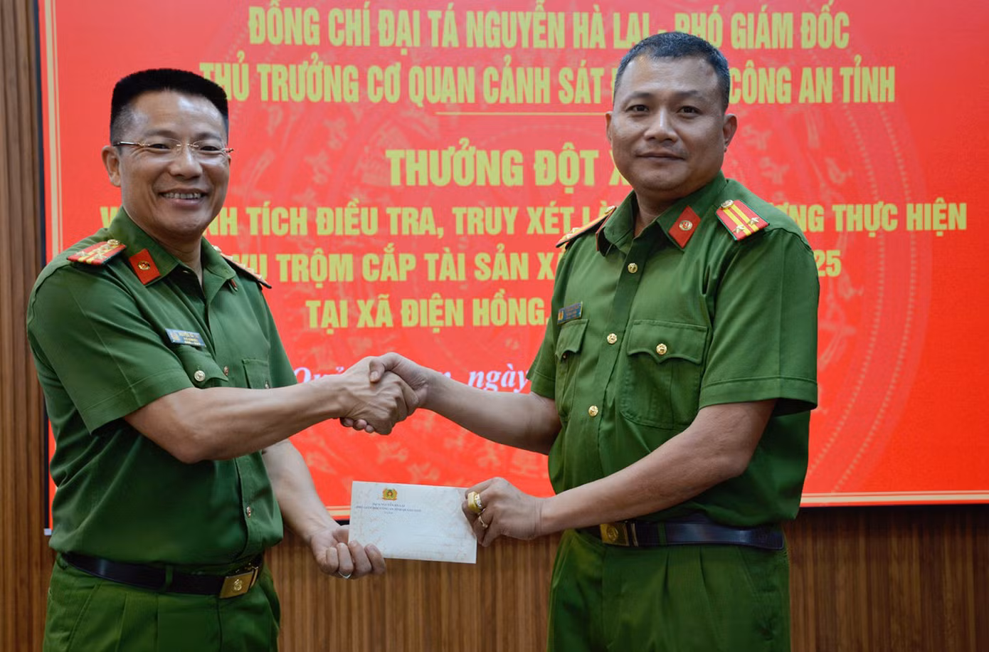Đại tá Nguyễn Hà Lai, Phó Giám đốc Công an tỉnh Quảng Nam thưởng 'nóng' cho Phòng Cảnh sát hình sự vì khám phá thành công vụ trộm cắp tài sản trên.