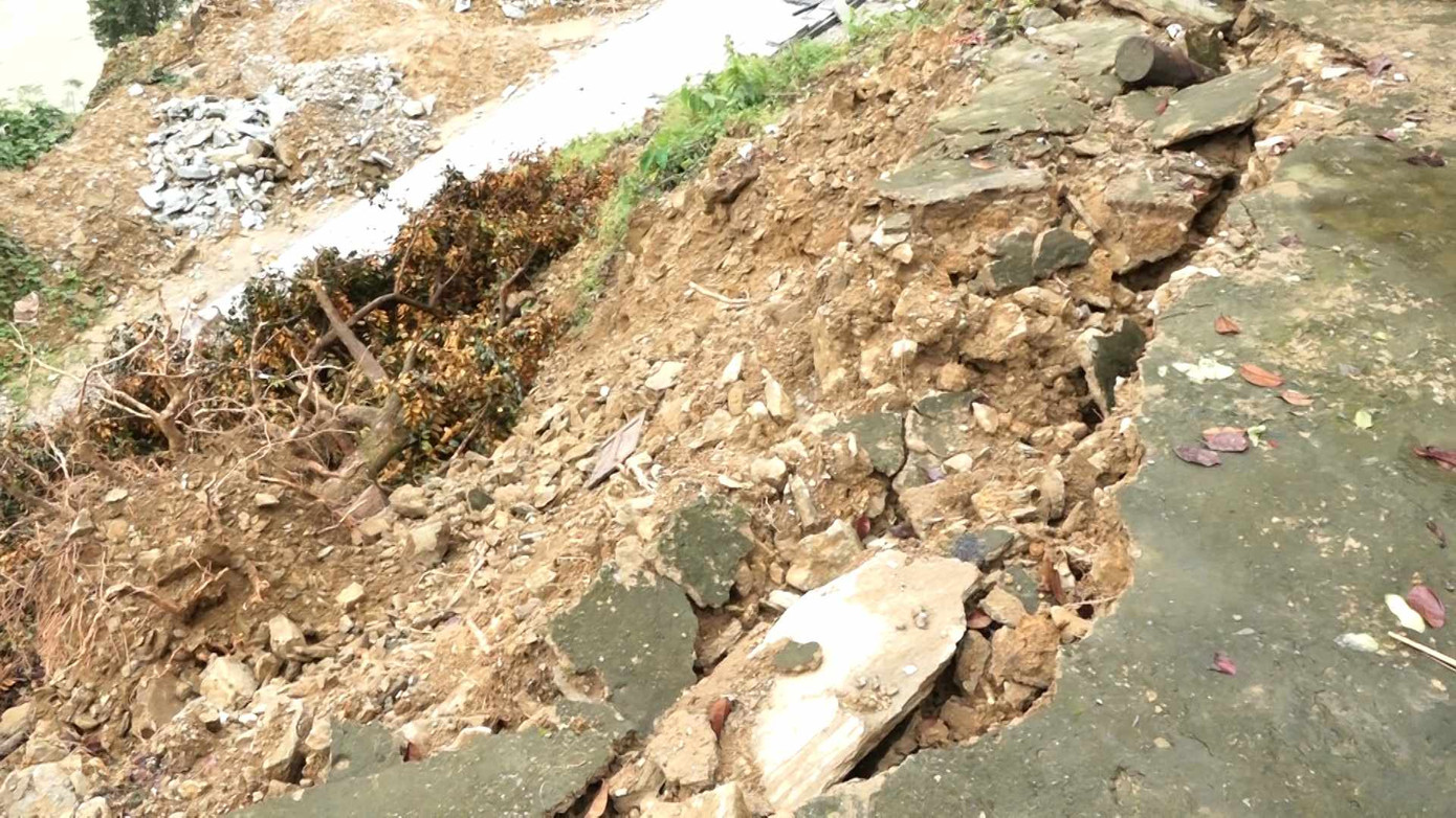 Tuyến đường ĐH 8 đi vào xã bị sạt lở nghiêm trọng.