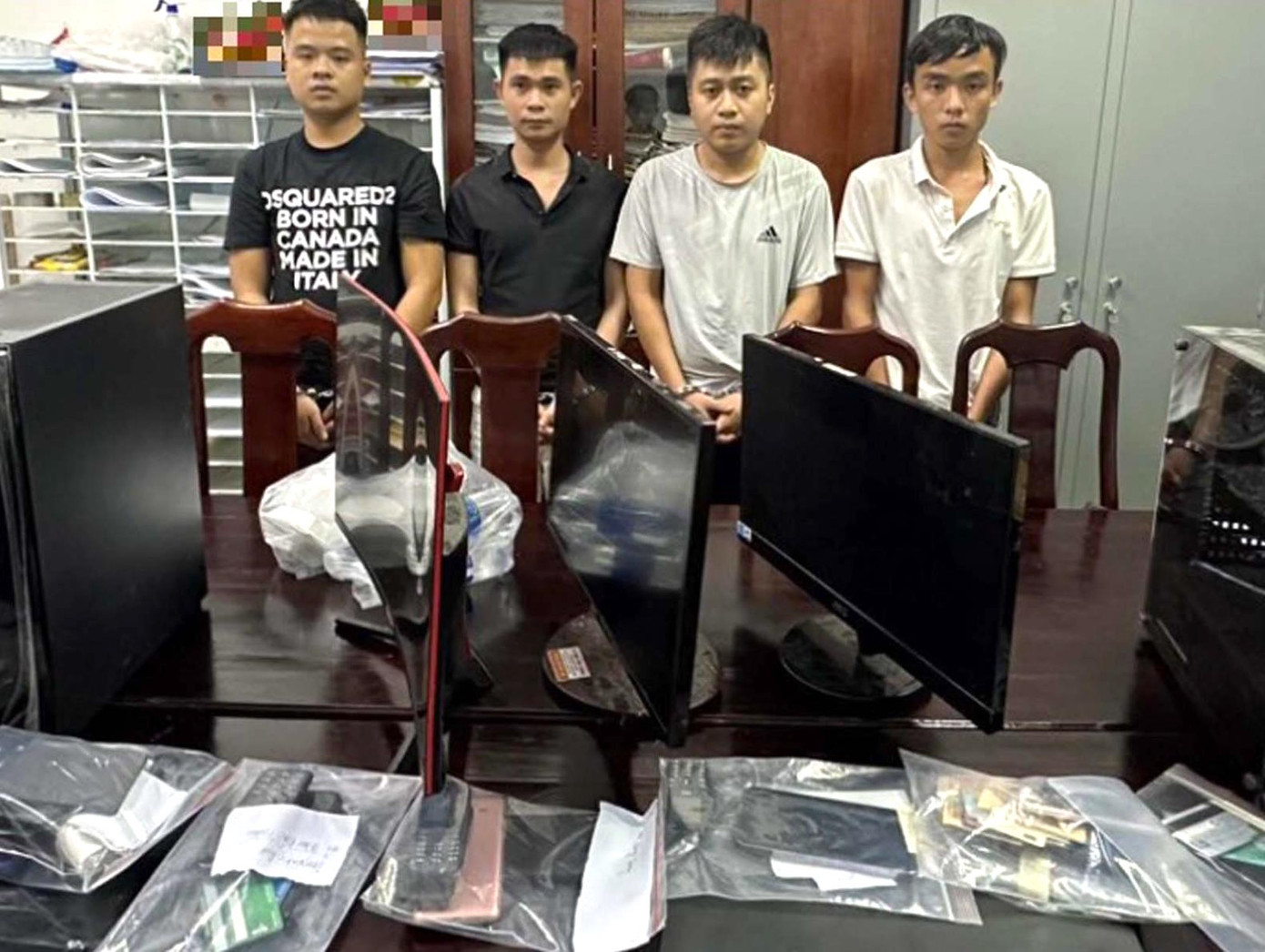 Các đối tượng bị bắt về hành vi lừa đảo chiếm đoạt tài sản trên không gian mạng. (Ảnh CADX) Các đối tượng bị bắt về hành vi lừa đảo chiếm đoạt tài sản trên không gian mạng. (Ảnh CADX)