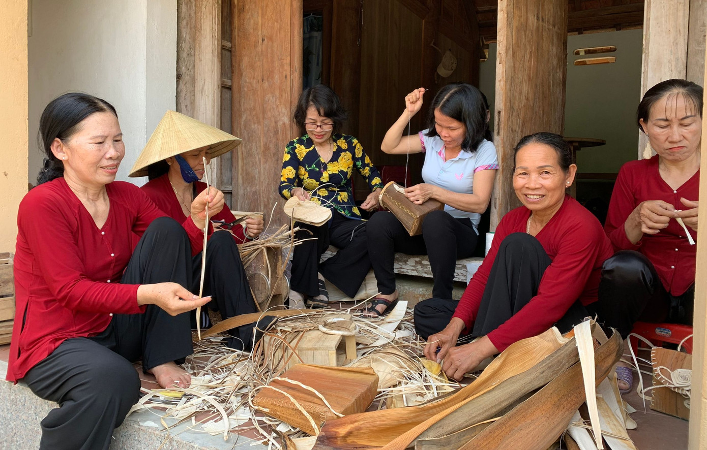 Xem trình diễn sản phẩm các làng nghề truyền thống.