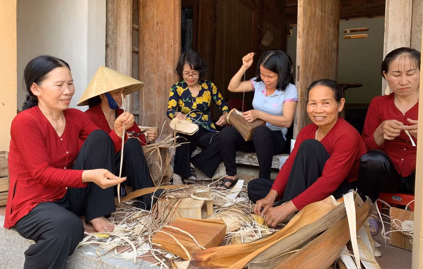 Xem trình diễn sản phẩm các làng nghề truyền thống. Xem trình diễn sản phẩm các làng nghề truyền thống.