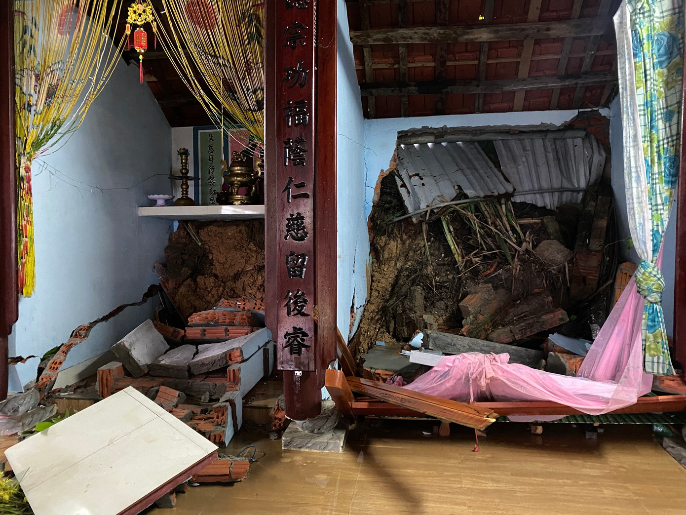 Sạt lở kinh hoàng khiến ngôi nhà của ông Thôn bị sập.