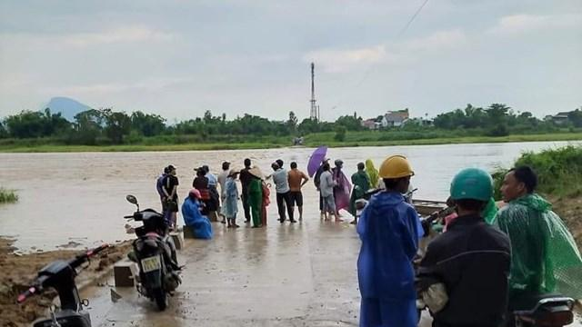 Lực lượng chức năng đang tổ chức tìm kiếm nạn nhân mất tích. ảnh ĐC