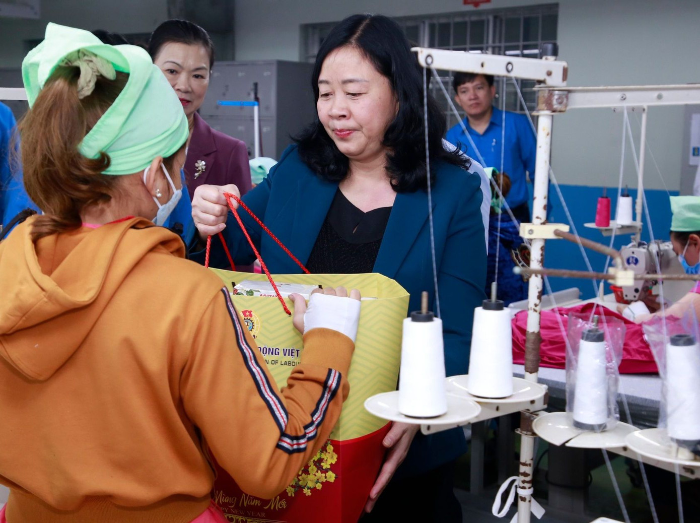 Bà Bùi Thị Minh Hoài tặng quà Tết cho công nhân KCN Tam Thăng, TP. Tam Kỳ, Quảng Nam.