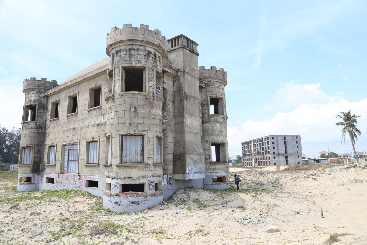 Mức đầu tư ban đầu của dự án là 990 tỷ đồng, sau đó chủ đầu tư nâng lên hơn 2.000 tỷ đồng, do Công tu CP Đầu tư Năm Sao làm chủ đầu tư. Mức đầu tư ban đầu của dự án là 990 tỷ đồng, sau đó chủ đầu tư nâng lên hơn 2.000 tỷ đồng, do Công tu CP Đầu tư Năm Sao làm chủ đầu tư.