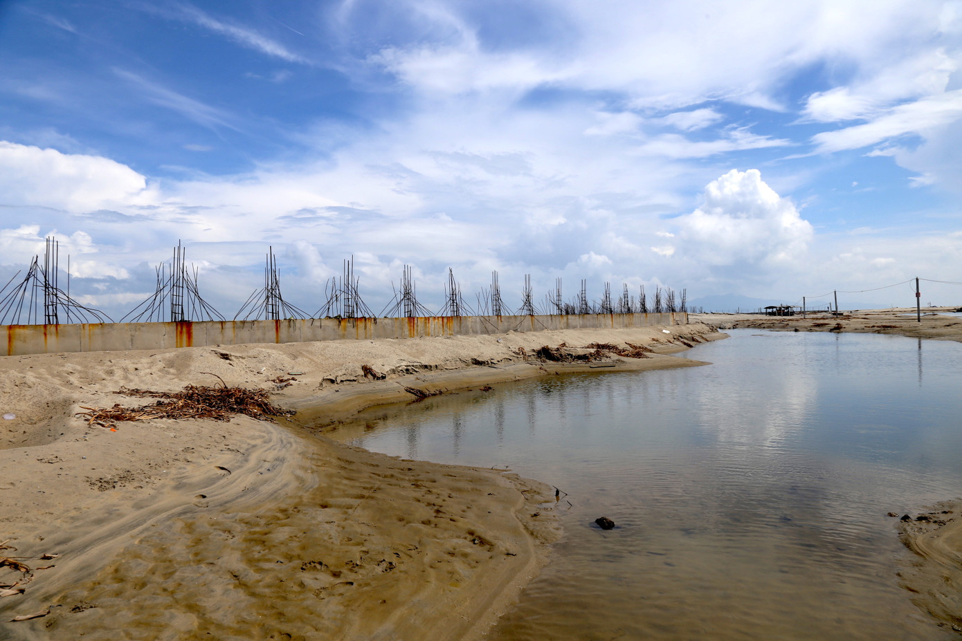 Mỗi năm người dân lại cùng nhau xúc cát, đắp kè, nhồi cọc tre để chắn sóng. Mới đây một người dân đã đứng ra kêu gọi làm kè kiên cố chắn sóng và bảo vệ tài sản. Mỗi năm người dân lại cùng nhau xúc cát, đắp kè, nhồi cọc tre để chắn sóng. Mới đây một người dân đã đứng ra kêu gọi làm kè kiên cố chắn sóng và bảo vệ tài sản.