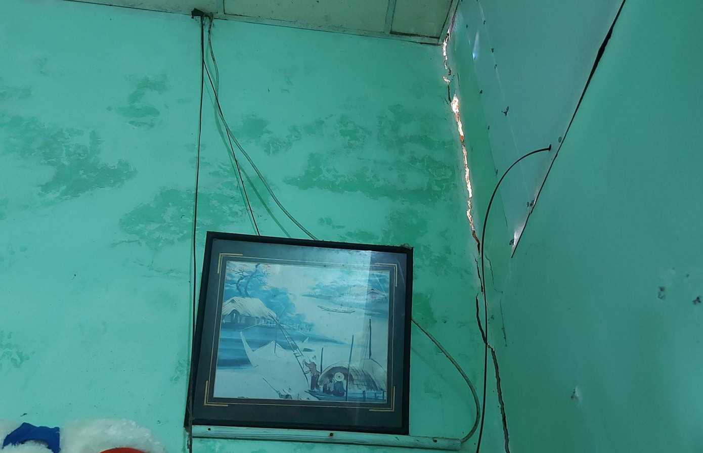 Những vết nứt toác trên tường nhà bà Sương.