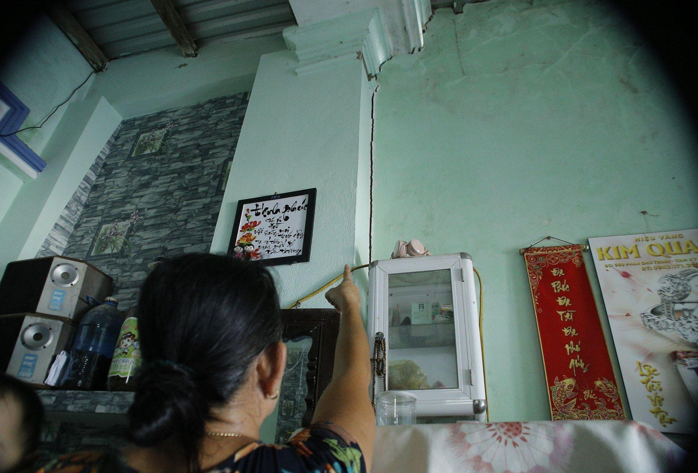 "Trước khi dự án bắt đầu, phía nhà thầu thi công có đến chụp ảnh hiện trạng ngôi nhà của tôi. Lúc đó không có vết nứt nào. Nhưng cách đây khoảng một năm, việc thi công đóng những trụ xuống kè khiến nhà tôi rung lắc và bắt đầu xuất hiện những vết nứt trên tường”, bà Sương nói.