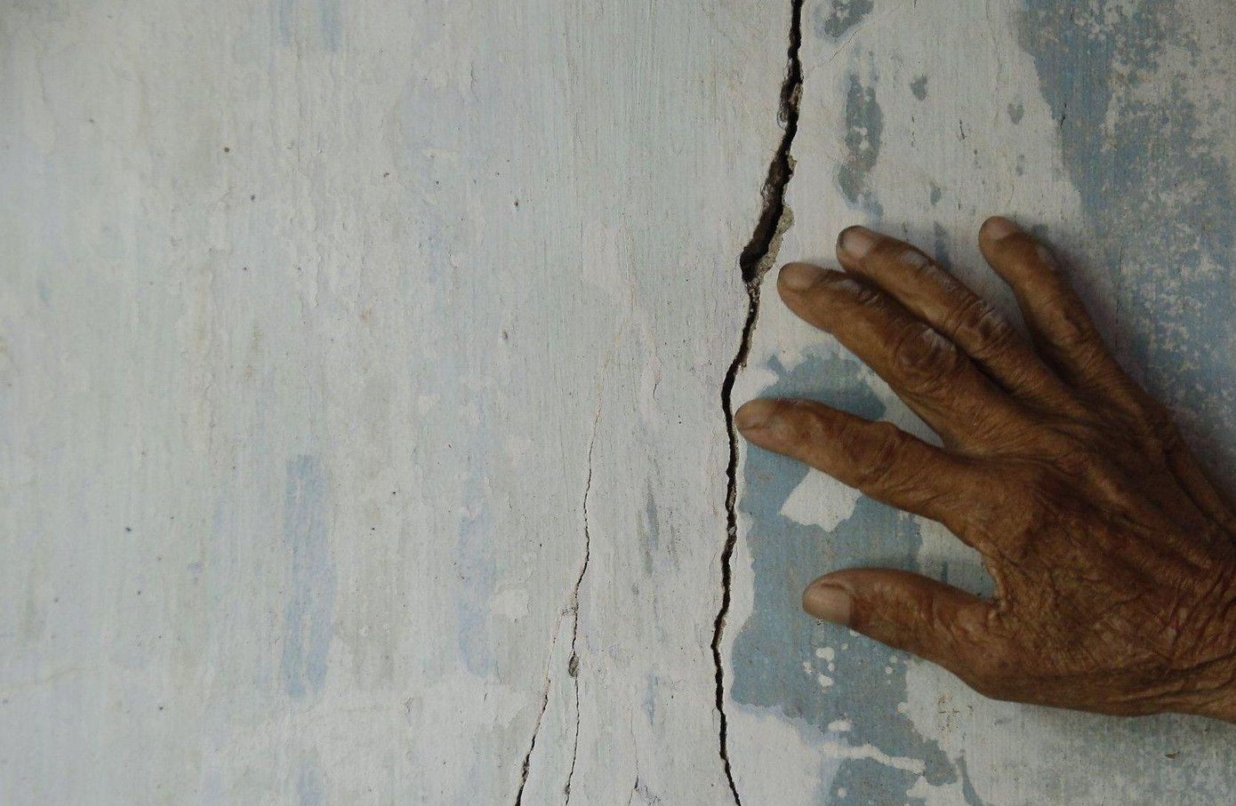 Những vết nứt chằng chịt trong nhà.