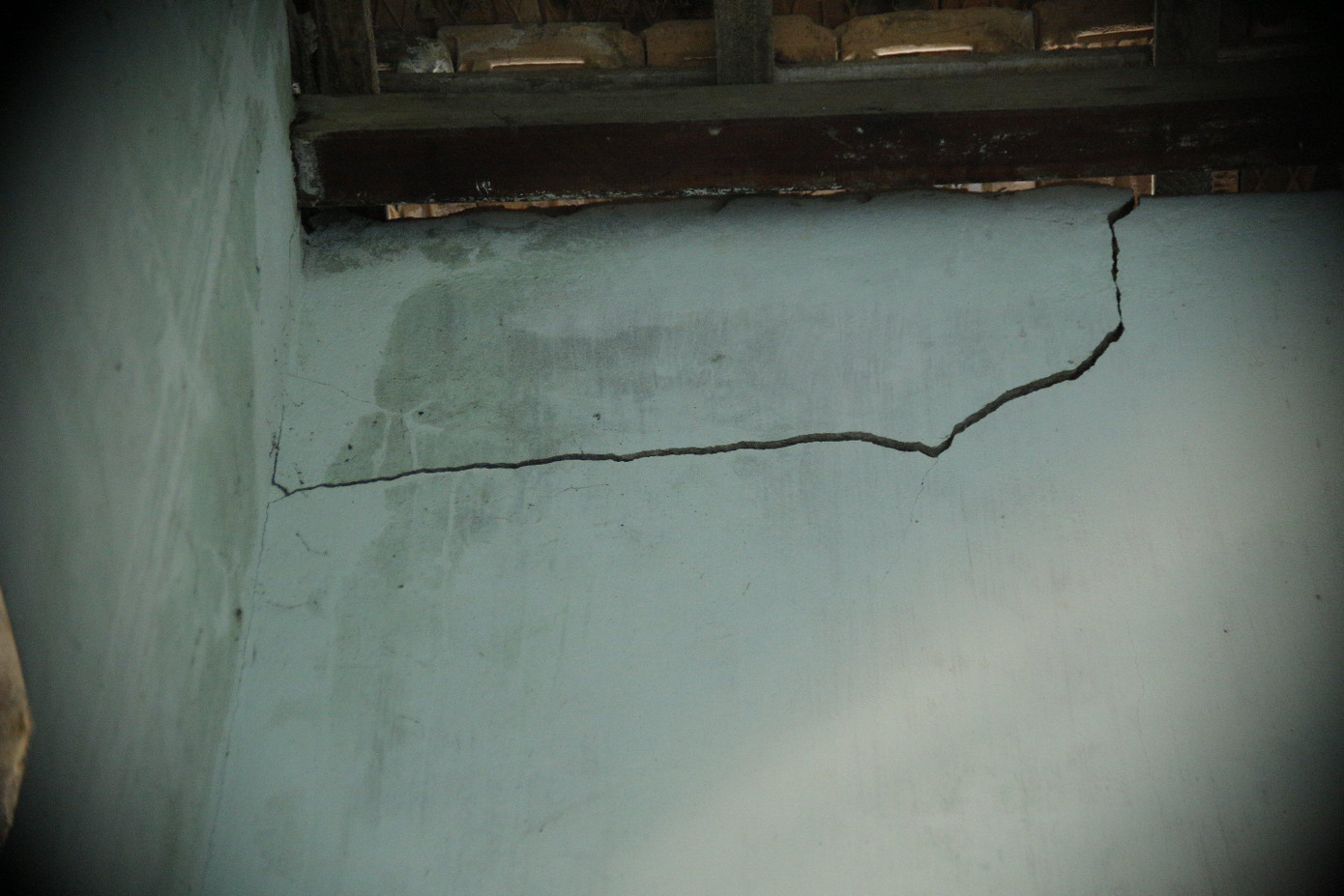 Những vết nứt lớn nhỏ trên tường.