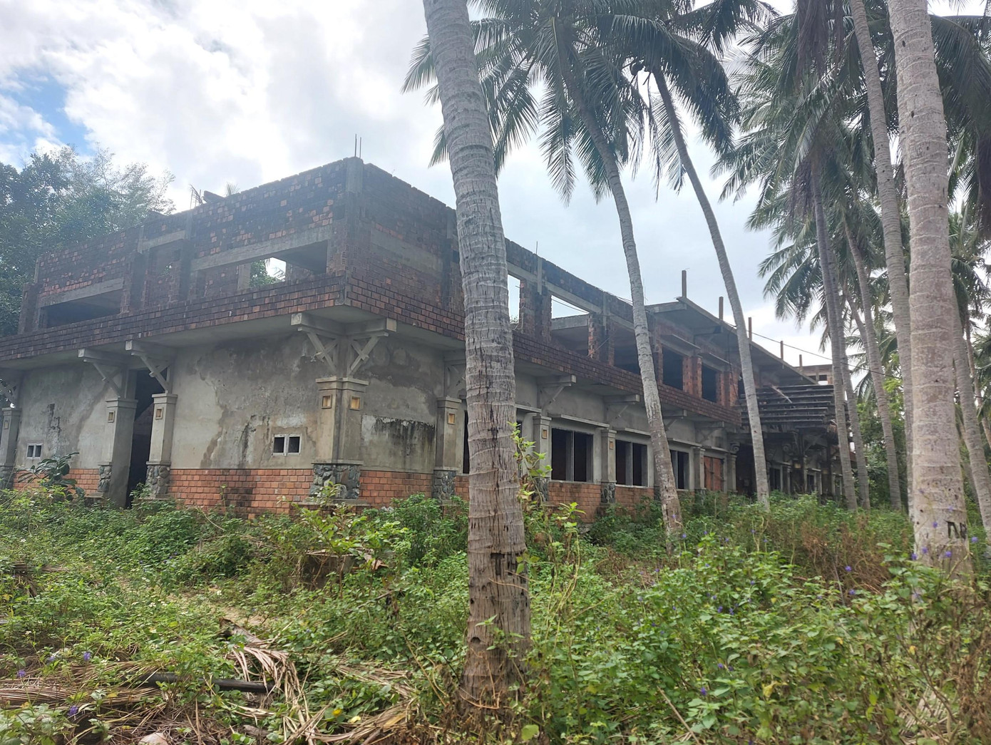 Ông Nguyễn Tấn Văn–Phó giám đốc Sở Kế hoạch & Đầu tư Quảng Nam, cho biết đơn vị mới tiếp nhận hồ sơ quản lý theo dõi dự án này từ BQL Khu kinh tế mở Chu Lai. Sắp tới sẽ mời chủ đầu tư làm việc, nói rõ lý do không triển khai từ đó báo cáo với UBND tỉnh để có phương án xử lý. Ông Nguyễn Tấn Văn–Phó giám đốc Sở Kế hoạch & Đầu tư Quảng Nam, cho biết đơn vị mới tiếp nhận hồ sơ quản lý theo dõi dự án này từ BQL Khu kinh tế mở Chu Lai. Sắp tới sẽ mời chủ đầu tư làm việc, nói rõ lý do không triển khai từ đó báo cáo với UBND tỉnh để có phương án xử lý.