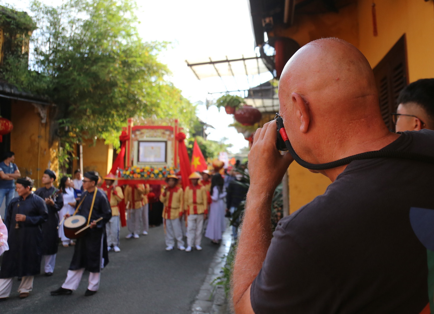 Du khách thích thú ghi lại khoảnh khắc từ lễ hội. Du khách thích thú ghi lại khoảnh khắc từ lễ hội.