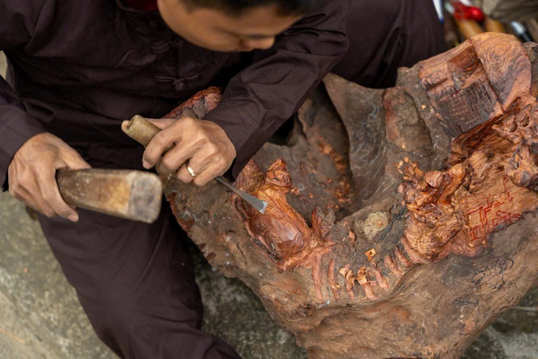 Nghệ nhân làng mộc Kim Bồng trình nghề điêu khắc mộc.