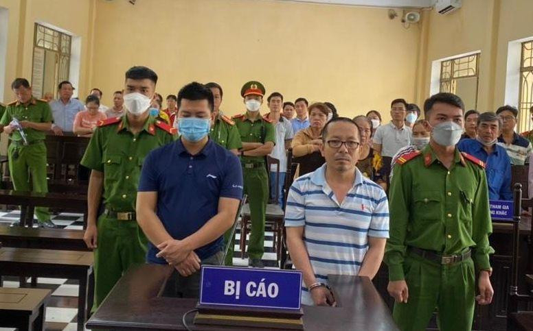 Bị cáo Huỳnh Tấn Vỹ (áo sọc bìa phải) và Hoàng Văn Ngọc tại toà. Bị cáo Huỳnh Tấn Vỹ (áo sọc bìa phải) và Hoàng Văn Ngọc tại toà.
