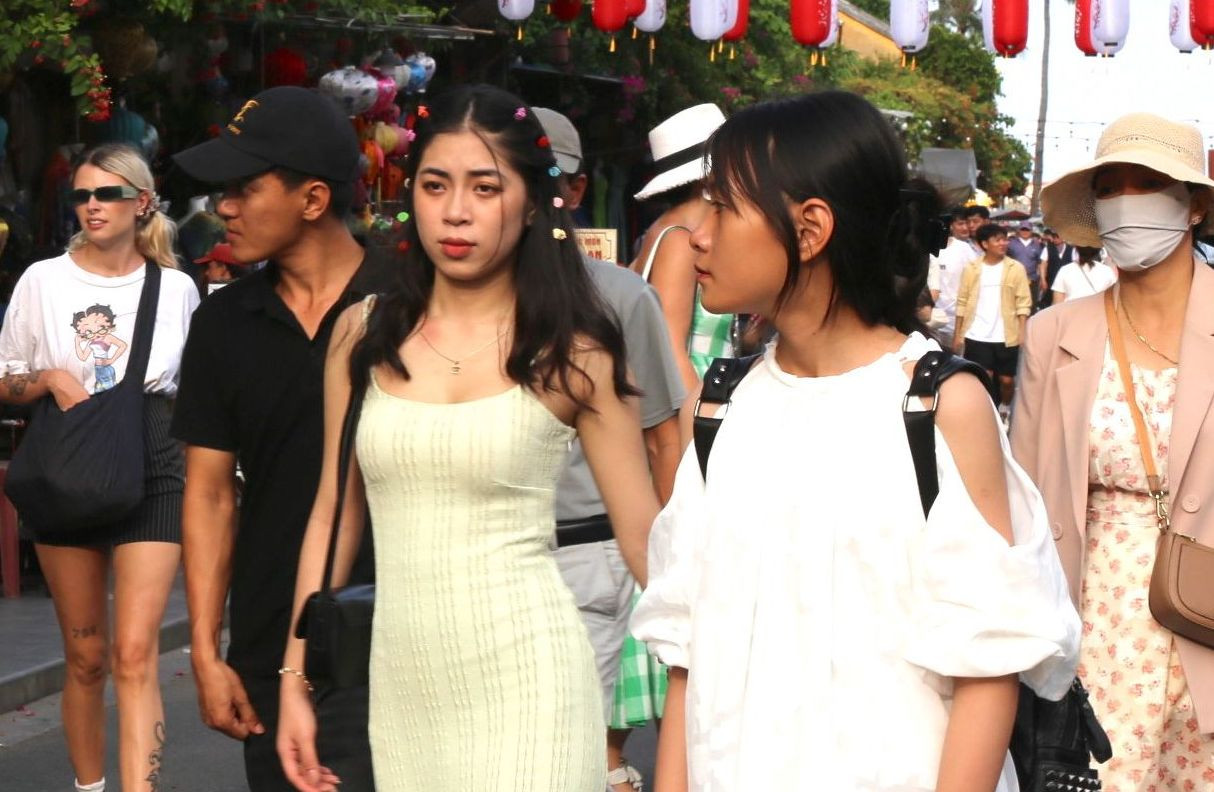 Du khách tham quan phố cổ Hội An.