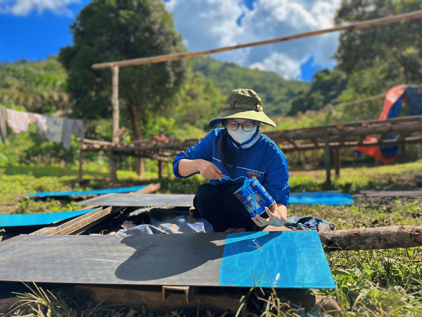 Mỗi người kề vai khiêng, cõng vật liệu vào điểm xây cầu. Các lực lượng tại chỗ và người dân cũng đã có mặt, xắn tay hỗ trợ.